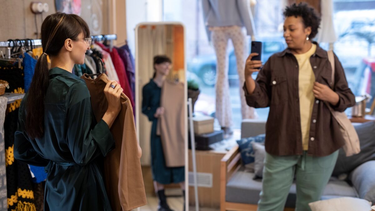 Why & How to Adopt Experiential Retail in 2025